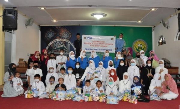 PWI dan IKWI Kota Bandung Salurkan 200 Paket Alat Sekolah dan Makanan Kepada Anak Yatim