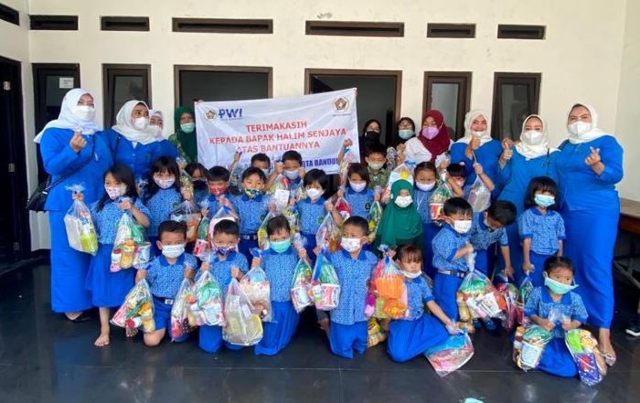 PWI dan IKWI Kota Bandung Salurkan 200 Paket Alat Sekolah dan Makanan Kepada Anak Yatim2