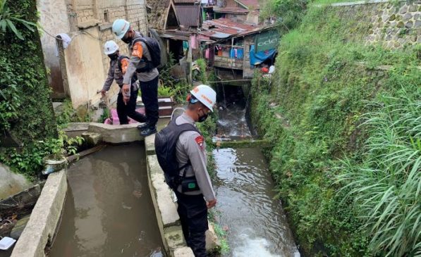 Patroli Tim SAR Sat Brimob Polda Jabar Pantau Beberapa Pintu Sungai di Wilayah Cipanas