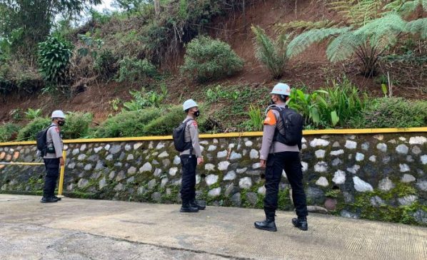 Patroli Tim SAR Sat Brimob Polda Jabar Lakukan Pengecekan Tebing Rawan Longsor