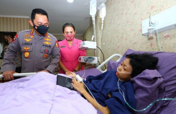 Penuhi Janji, Kapolri Jenguk Sinta Aulia yang Sakit Tumor Kaki di RS Polri Kramat Jati