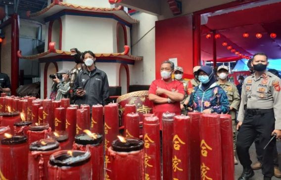 Plt Wali Kota Bandung Tinjau Vihara Dharma Ramsi Saat Perayaan Tahun Baru Imlek