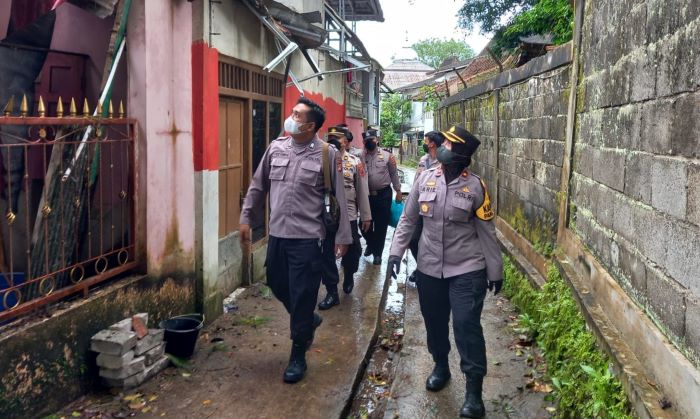 Polisi Bagikan Sembako Kepada Warga Terdampak Bencana Pohon Tumbang di Sukabumi
