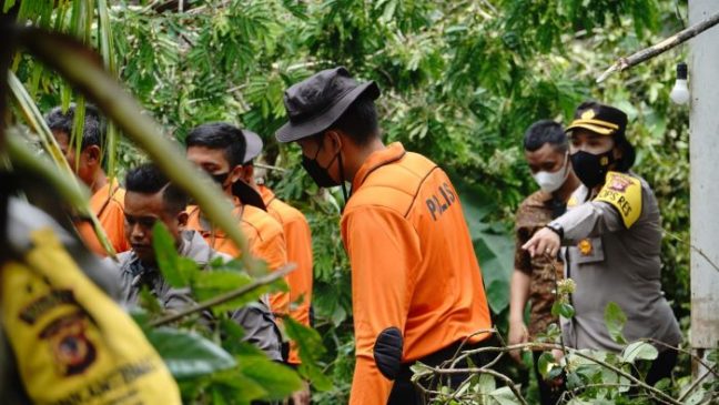 Polisi Bantu Evakuasi Pasca Bencana Angin Kencang di Wilayah Langensari