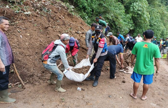 Polisi Bersama Babinsa Bantu Evakuasi Material Longsor yang Terjadi di Cicalengka