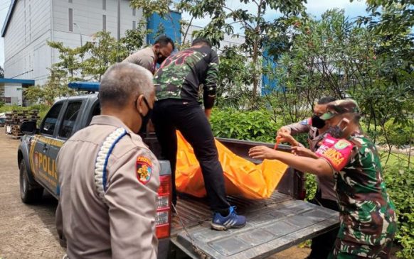 Polisi Evakuasi Mayat Pria Tanpa Identitas di Sebuah Parit di Desa Batukarut