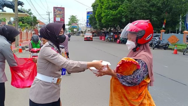Polisi Peduli Warga Terdampak Covid-19 dan Bagikan Paket Makanan di Cirebon