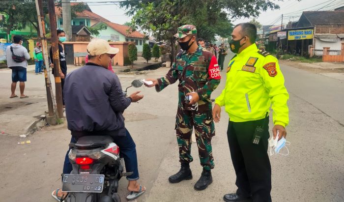 Polisi Selalu Bersinergi Bersama TNI, Bagikan Masker dan Sampaikan Imbauan Prokes 5M Bagi Warga di Masa PPKM Level 3