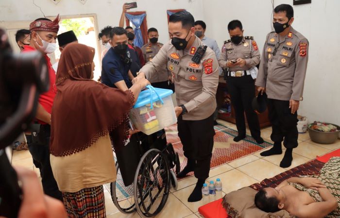 Polri Peduli, Berikan Bantuan Kursi Roda dan Santunan kepada Warga Lumpuh di Cianjur
