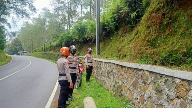 Sat Brimob Polda Jabar Siaga 1 X 24 Jam Patroli Cek Tebing yang Disinyalir Rawan Bencana Longsor
