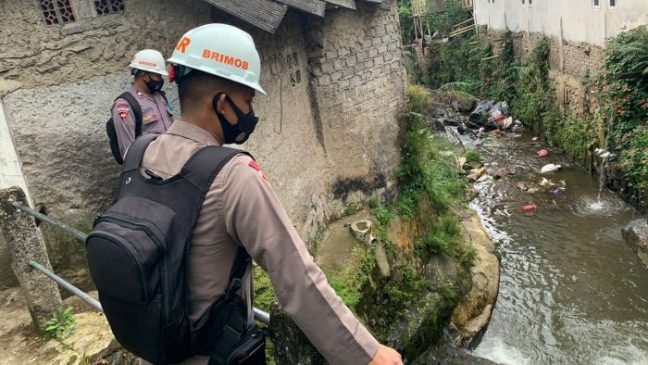 Tim SAR Sat Brimob Polda Jabar Monitoring Perubahan Debit Air Sungai di Desa Gadog