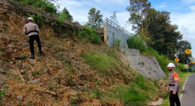 Tim SAR Sat Brimob Polda Jabar Patroli Pengecekan Tebing Rawan Longsor di Lembang