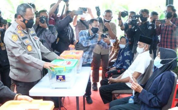Tinjau Vaksinasi, Kapolda Jabar Ajak Warga Disiplin Prokes