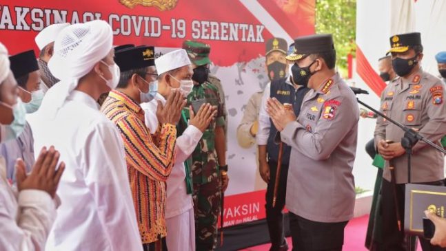 Tokoh Agama di Jatim Ikut Vaksinasi, Kapolri: Ini Jadi Penyemangat Kita Semua