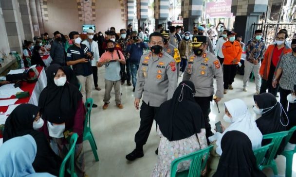Waka Polda Jabar Tinjau Vaksinasi di Pondok Pesantren Sukahideung Tasikmalaya