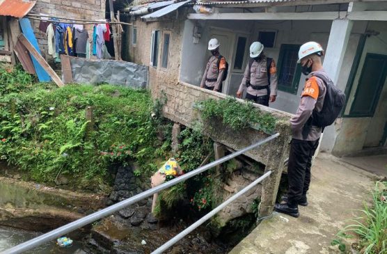 Antisipasi Bencana Banjir, Tim SAR Sat Brimob Polda Jabar Pantau Debit Air Sungai di Cipanas