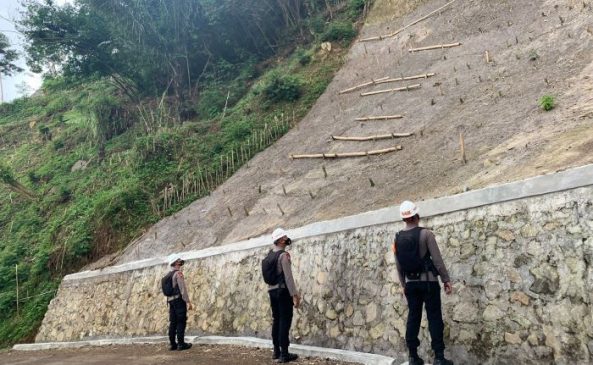 Antisipasi Pergerakan Tanah, Tim SAR Sat Brimob Polda Jabar Lakukan Pemantauan
