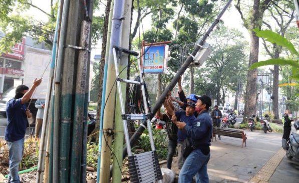 Atasi Kabel Semrawut, Pemkot Bandung Potong 124 Tiang Kabel