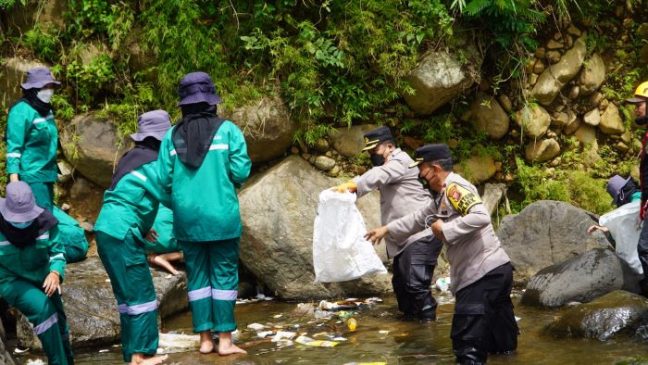 Dalam Rangka HPSN 2022, Kapolres Bogor Polda Jabar Pimpin Kegiatan Gerebeg Runtah Sungai Ciliwung