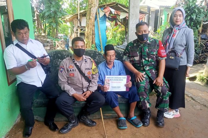 Hindari Kerumunan, Polisi Dampingi Kades Serta Perangkat Desa Antar Bantuan ke Rumah Warga