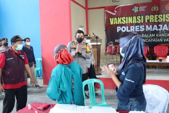 Polisi Tak Kenal Lelah Gelar Vaksinasi Presisi, Berikan Pelayanan Dosis 1, 2 dan Booster di Wilayah Bantarujeg