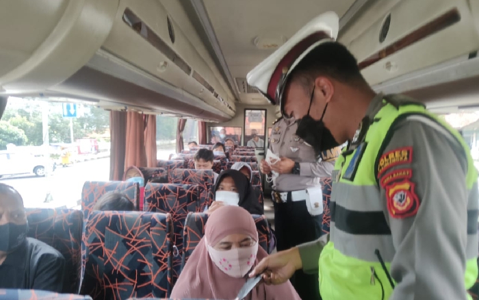 Polisi Cegah Penyebaran Covid-19 Dengan Membagikan Masker ke Penumpang Bus