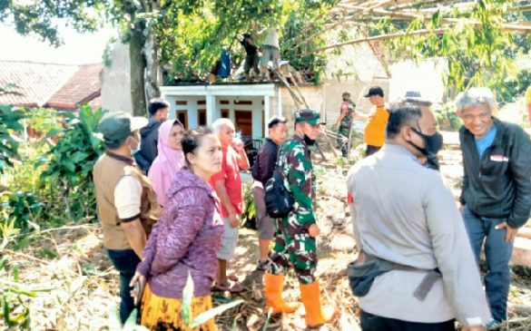 Sinergitas TNI-Polri Bersama Warga Gotong Royong Benahi Rumah yang Diterjang Puting Beliung