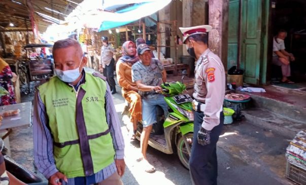 Polisi Tegur Pengunjung dan Pedagang Pasar yang Tak Pakai Masker, untuk Tetap Patuhi Prokes