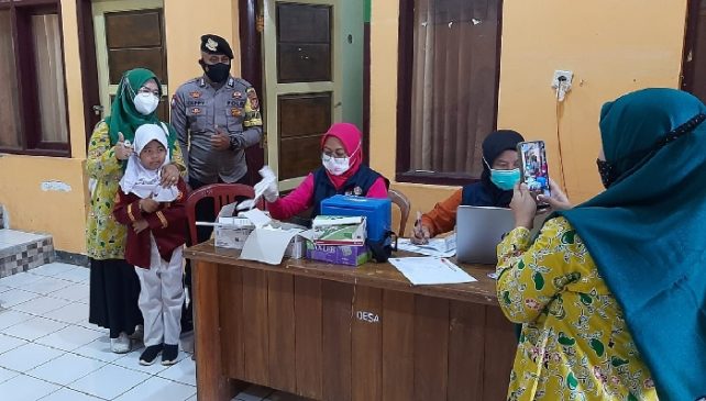Tinjau Vaksinasi Anak Usia 6-11 Tahun, Polisi Harap Anak Terlindungi Covid-19