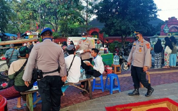 Polisi Awasi Prokes Kepada Warga yang Sedang Beraktivitas di Alun-Alun Kasepuhan