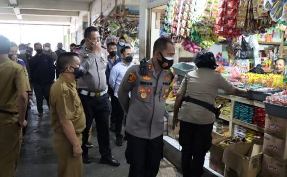 Jelang Bulan Puasa, Polisi Sidak Stok dan Harga Minyak Goreng di Pasar Lembang