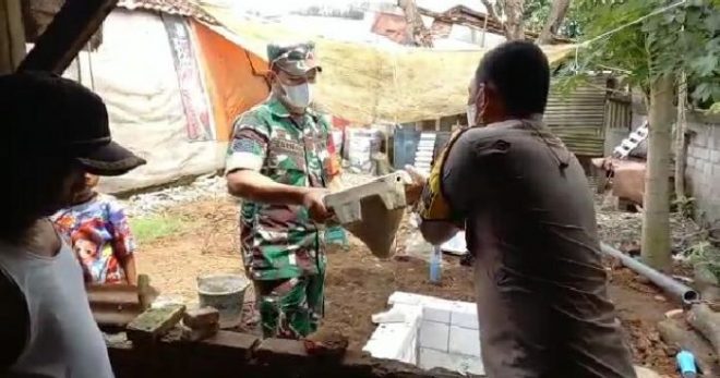 Kabid Humas Polda Jabar Apresisasi Sinergitas Bhabinkamtibmas dan Babinsa di Karawang Bantu Nenek Atem Buatkan Toilet