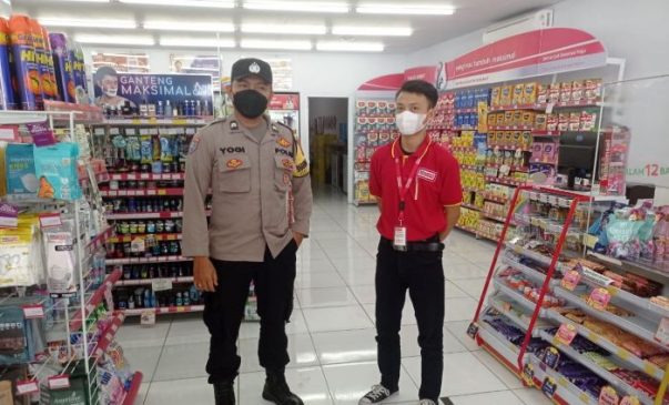 Kabid Humas Polda Jabar: Cegah Gangguan Kamtibmas, Polisi Patroli Sambangi Perbankan dan Mini Market Serta imbau Prokes