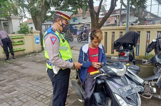 Kabid Humas Polda Jabar: Penerapan Disiplin Prokes dan Pembagian Masker oleh Polisi
