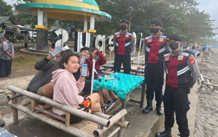 Kabid Humas Polda Jabar Polisi Awasi Prokes Warga yang Sedang Merayakan Tradisi Papajar di Pantai