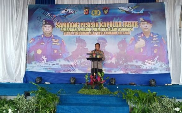 Kapolda Jabar Kunjungi Nelayan Cirebon, Tinjau Vaksinasi, Berikan Bansos dan Asuransi