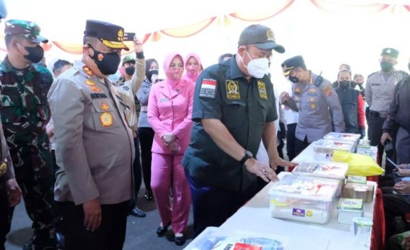 Kapolda Jabar Tinjau Pelaksanaan Vaksinasi untuk Masyarakat di Taman Hutan Raya