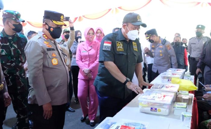 Kapolda Jabar Tinjau Pelaksanaan Vaksinasi untuk Masyarakat di Taman Hutan Raya