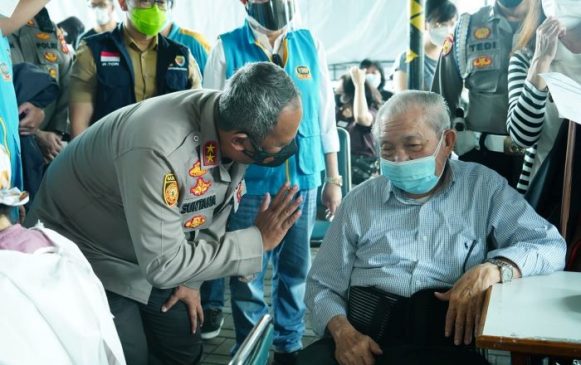 Kapolda Jabar Tinjau Vaksinasi Polrestabes Bandung Bekerja Sama dengan YDSP