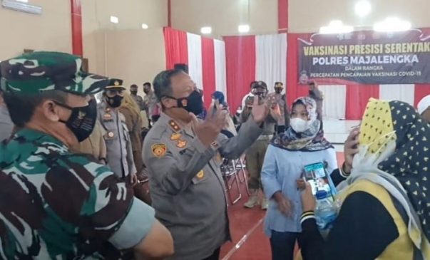 Kapolda Jabar Tinjau Vaksinasi Presisi Serentak dan Salurkan Bansos di Polres Majalengka