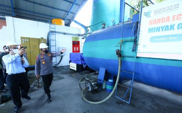 Kapolri Listo Sigit Tinjau Pabrik Minyak Goreng di Bali, Pastikan Stok dan Harga Sesuai HET di Pasaran