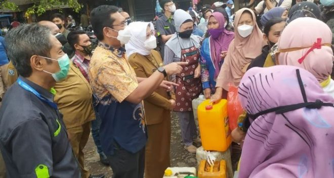 Ketua DPRD Kota Bandung Pantau Langsung Operasi Minyak Goreng di Pasar Ciwastra
