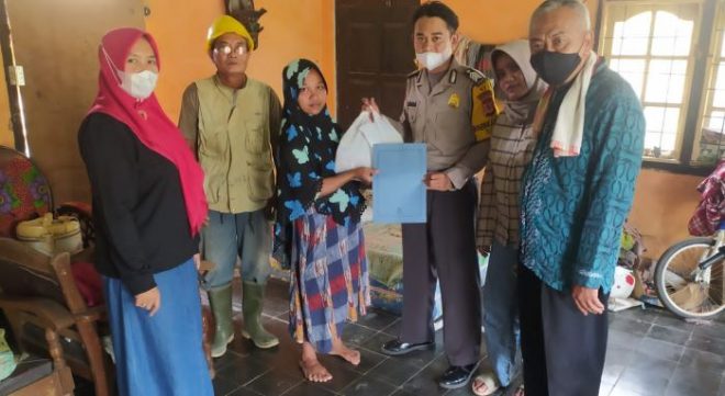 Korban Rumah Roboh di Tasikmalaya Terima Paket Sembako dari Polisi
