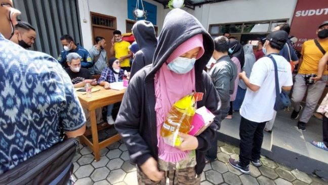 Melalui Disdagin, Pemkot Bandung Luncurkan Seribu Liter Minyak Goreng untuk Warga Antapani Tengah