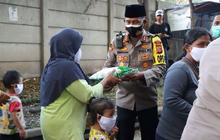Menabur Kebaikan, Berbagi Kebahagian Polisi Bersama TNI Bagi Bagi Beras di Cimindi