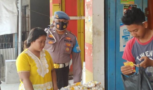 PPKM Level 2, Polisi Tak Kenal Lelah Tegakan Disiplin Prokes di Pasar Tradisional Desa Kedokan Agung