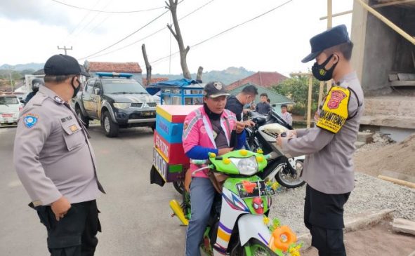 Pangkas Penyebaran Corona, Polisi Berikan Masker Sekaligus Imbauan Prokes