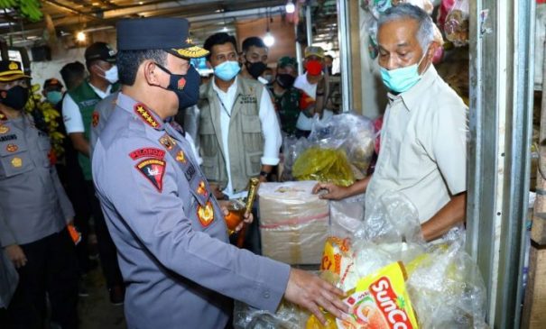Pastikan Stok Minyak Goreng untuk Warga Aman, Kapolri Turun Langsung ke Pasar