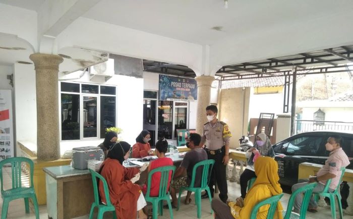 Peduli Kesehatan Warga, Polisi Monitoring Vaksinasi di Cirebon Kota