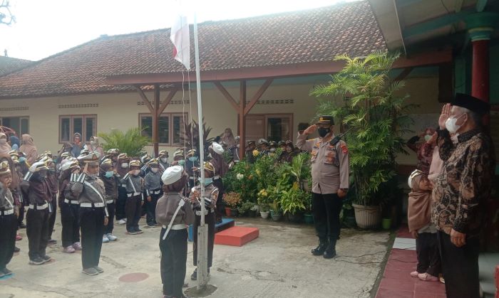 Peringatan Hari Jadi Polisi Cilik, Polisi Jadi Pembina Upacara dan Memperagakan Gerakan Tertib Lalulintas